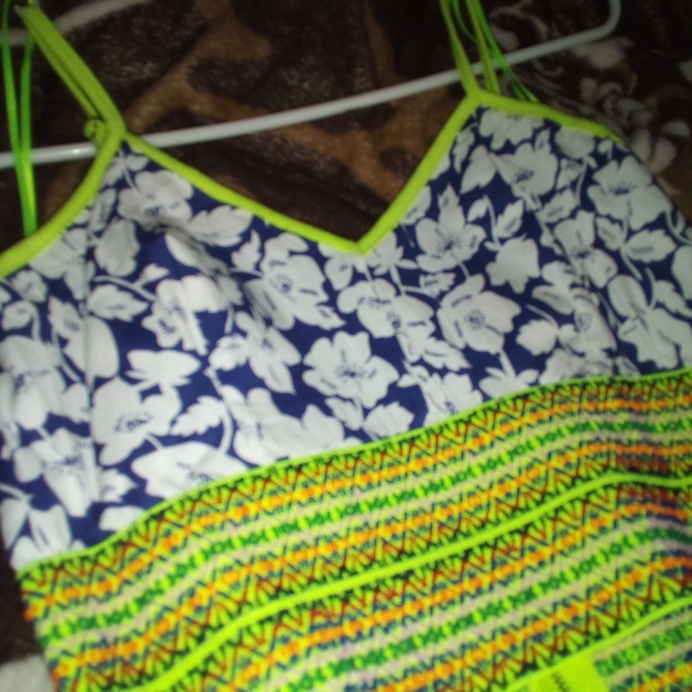 Crop Top - Picture 2 of 3